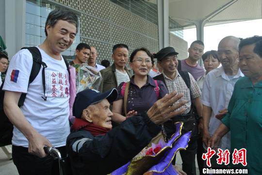 102岁抗战老兵回家乡:带着儿女认祖归宗