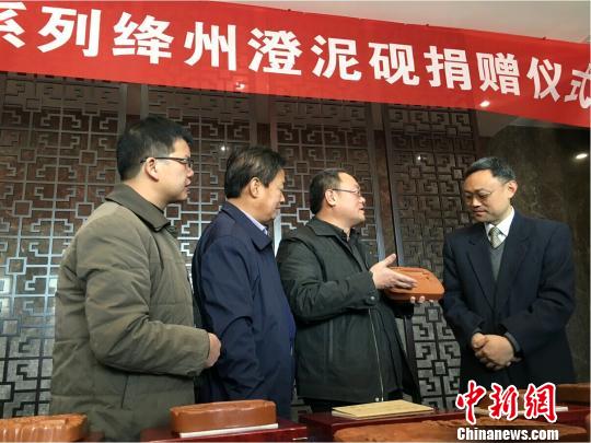 南京大屠杀遇难同胞纪念馆获赠22块抗战胜利主题砚