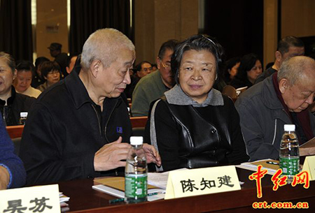 贺晓明(中)与陈知建交谈