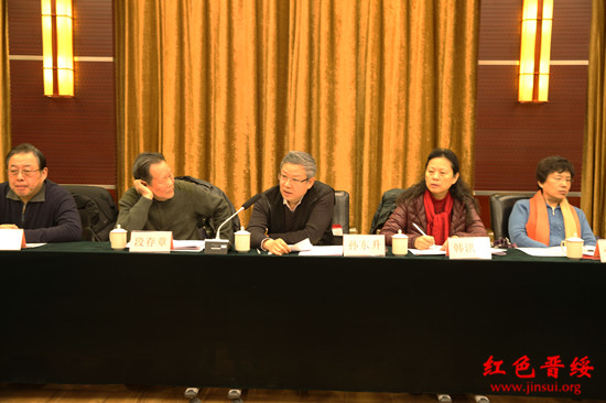 中央文献研究室办公厅副主任孙东升(左3)发言