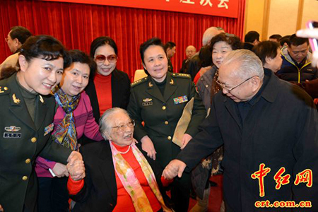 萧华夫人,老红军王新兰(中间坐轮椅者)和革命后代们合影留念.