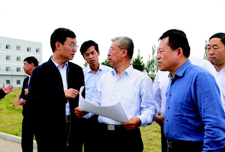 前排左起:吕梁市市长王立伟,吕梁市委书记李正印,市政府秘书长梁斌