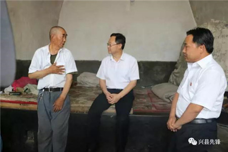 兴县政法委书记刘云在奥家湾乡走访慰问老党员