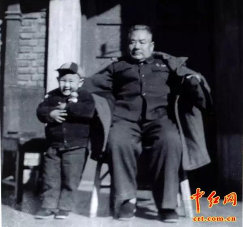 (中红网红色图库)孟庆山少将夫妇和孙子孟昱东.