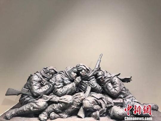 张飙2016年的作品《雪莲花》。 胡健 摄