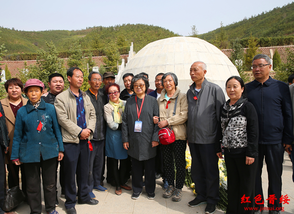 贺晓明大姐与来自青海,吕梁等地的烈士亲属合影.
