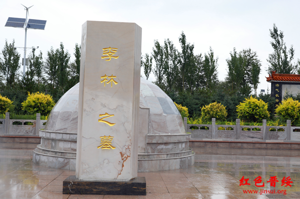 李林烈士墓礼兵抬着花圈正步走向纪念碑贺大姐,郭政委整理花圈缎带.