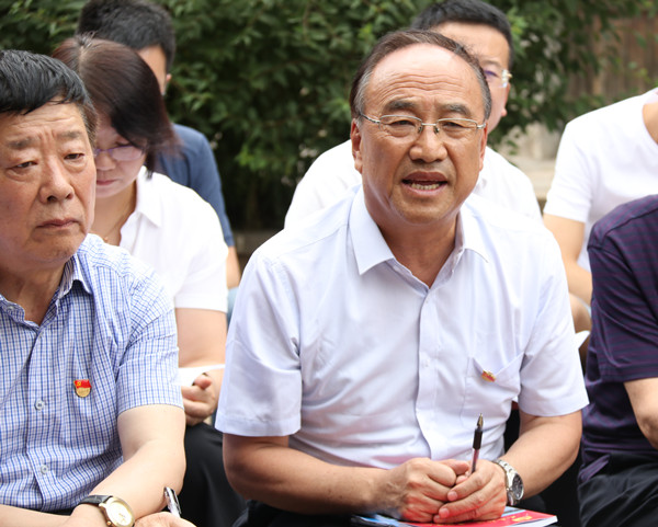 吕梁日报社原社长闫巨海(右)与基金会理事,山西省劳动模范高玉堂